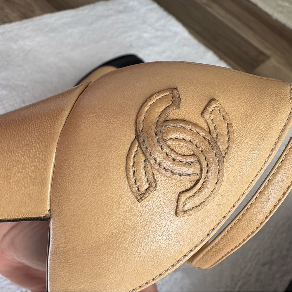 CHANEL Women's Two-Tone classic Beige and Black cap toe Vintage Heels - Picture 15 of 17